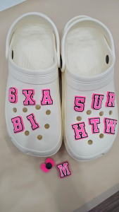 [Lẻ] Sticker Charm Jibitz 2D dán gắn dép Crocs dép sục dép cá sấu mẫu chữ cái từ A-Z Hồng dễ thương