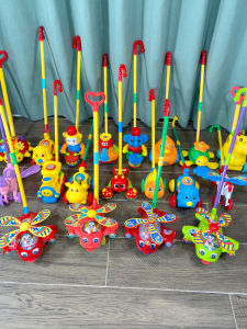 รถบินเล่นสำหรับเด็กแบบขยับได้พร้อมเสียงแตร รถเข็นเดินแบบเดี่ยว วัสดุ ABS ที่ปลอดภัยสำหรับเด็กอายุ 1-3 ปี