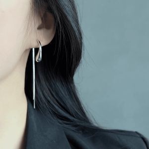 ต่างหูรูปหยดน้ำสีเงินหรูหราแบบดั้งเดิมสำหรับผู้หญิง ต่างหูรูปหยดน้ำทรงหยดน้ำ ดีไซน์เก๋ไก๋และทันสมัย