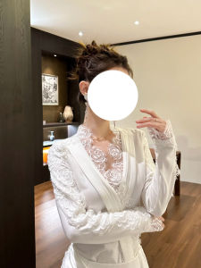 เสื้อเชิ้ตคอวีแขนยาวผู้หญิงสไตล์ฝรั่งเศส ดีไซน์ลูกไม้ ดีไซน์สองชิ้นปลอม เสื้อเชิ้ตผู้หญิงระดับไฮเอนด์ ทรงหลวม สไตล์ทำงาน