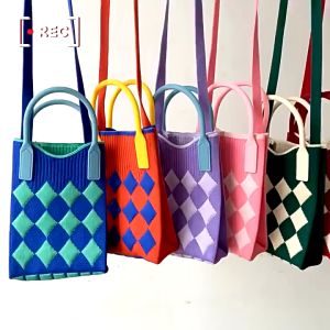 กระเป๋าสะพายไหล่ กระเป๋าถือแฮนด์เมด ลายเรขาคณิต สีสันสดใส กระเป๋าสะพายไหล่: ความงามยิ่งมาก