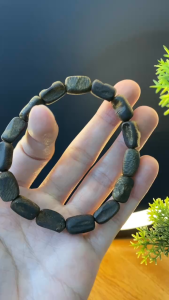 Vòng tay trầm hương Kì Hải Nam chìm nước 9li nặng 10g đen dầu 038