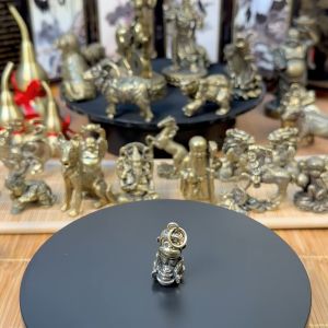 Tượng Nhỏ Phong Thủy Bằng Đồng Kiểu Dáng Khỉ Ôm Vàng  (Kích Thước: 3.0 x 1.6cm)