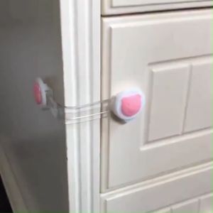 Pengaman lemari laci pintu perabotan Pengait Laci Safety Lock Smile R1018