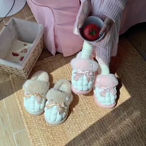 XIXITIAO รองเท้ากักขังติดโบว์หัวใจสำหรับเด็กผู้หญิงรองเท้าแตะคอตตอนใส่อยู่บ้านพื้นหนาสำหรับฤดูหนาว