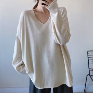 เสื้อถักนุ่มสบายใส่แล้วดูผอมเพรียวเสื้อตัวบนสีล้วนคอวีทรงหลวมไซส์ใหญ่เรียบหรูแบบใหญ่สำหรับผู้หญิงแบบใหม่ฤดูใบไม้ผลิและฤดูใบไม้ร่วง