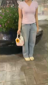 กระเป๋าถักโครเชต์สไตล์มินิมอล แบบถือ แถมตัวห้อยดอกไม้ ขนาด 15*15*18 ซม. สำหรับการใช้งานทุกวัน