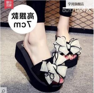 รองเท้าแตะส้นสูงแบบสวมหัวลายดอกไม้สำหรับผู้หญิง รองเท้าแตะชายหาดแบบหนา ส้นสูงป้องกันการลื่น ทรงพื้นแบน พื้นรองเท้าทำจากยางฟอง EVA