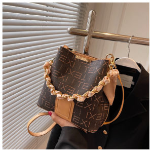 กระเป๋าสะพายข้างทรงถังสไตล์เกาหลีสุดเก๋ กระเป๋าสะพายข้างแบบสะพายข้างสำหรับผู้หญิงในฤดูใบไม้ผลิปี 2024 กระเป๋าสะพายข้างแบบลำลอง