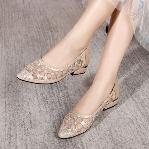 รองเท้าแตะผู้หญิงหนังนิ่มสไตล์ฤดูใบไม้ผลิและฤดูร้อนแบบใหม่ระบายอากาศได้ดี รองเท้าแตะแบบสวมหัวแบบโปร่งใส ทรงหัวแหลม ทรงหัวมน รองเท้าส้นเตี้ยประดับเพชร