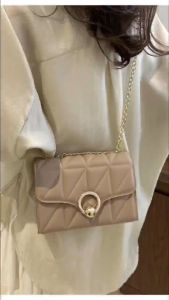 QV SHOP กระเป๋าสะพายข้าง Simple Fashion Small square bag Commuter bag 2024 กระเป๋าสะพายสไตล์