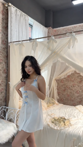 Váy Ngủ Lụa Màu Trắng Phối Nơ Xanh – Thanh Lịch Và Gợi Cảm Nhẹ Nhàng