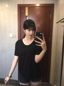 เสื้อยืดคอกลมแขนสั้นสีดำสำหรับผู้หญิงในช่วงฤดูร้อน เสื้อเชิ้ตทรงหลวมพื้นฐานลำลอง สไตล์เรียบง่าย คอวี ทรงปกติ