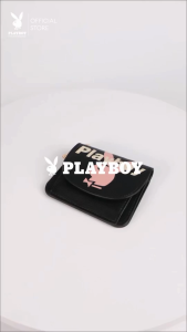 Playboy รุ่น Pouch Coin Bag(O)กระเป๋าสตางค์ใส่เหรียญ รหัส ST-CBS254PB013 ดีไซน์กระเป๋าฝาพับ สกรีนลายกราฟิคโลโก้ มี 2 สี สีOnyx pop และ Vanila pop