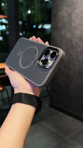 iPhone 13 14 Pro 13 14promax 14 Plus (จัดส่งจากประเทศไทย) ขาตั้งโลหะแบบมีโครงยางนุ่ม แผ่นหลังแบบมีพื้นผิวคาร์บอนไฟเบอร์ เคสแม่เหล็ก Magsafe