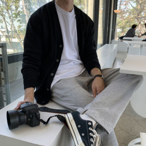 เสื้อคาร์ดิแกนผู้ชายสไตล์เกาหลีสำหรับฤดูใบไม้ผลิและฤดูใบไม้ร่วงของ Bi เสื้อถักแฟชั่นยอดนิยมสำหรับผู้ชายเสื้อไหมพรมเรียบง่ายแมทช์ลุคง่ายที่นิยมในโลกออนไลน์สไตล์ชิวๆ