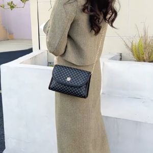 LHSunday สินค้าใหม่ พร้อมส่ง กระเป๋าสะพายข้าง ทรงสี่เหลี่ยม ขนาดเล็กกระทัดรัด พกพาสะดวก ดีเทลใหม่ สวย หรู ดูดี มีให้เลือกหลายสีหลายลาย สาวๆคนไหนชอบใช้กระเป๋าใบเล็ก ห้ามพลาดรุ่นนี้เลยยย