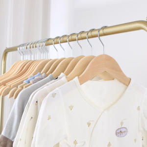 Home007 ไม้แขวนเสื้อ 1 ชิ้น 38 cm ตะขอทอง ไม้แขวนเสื้อไม้ กันลื่น คุณภาพดี ไม้แขวนผ้าไม้ เนื้อไม้ ไม้แขวนผ้า ไม้แขวนไม้โค้ง Clothes Hanger