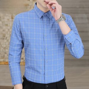 HENGYUANXIANG | เสื้อเชิ้ตคอโปโลทรงหลวมแขนยาวลายสก็อตสำหรับผู้ชาย แฟชั่นฤดูใบไม้ร่วง เสื้อเชิ้ตทำงานลำลองที่สวมใส่สบายและเท่