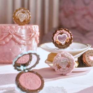 [NEW]Flower Knows The Sweetie Bear Collection Silk Satin Blush บลัชออน เนื้อบางเบาและเนียนนุ่ม สดใสงดงามและอ่อนโยน  สำหรับการแต่งหน้าในชีวิตประจำวัน makeup ฟินิชซาติน