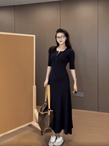 ชุดเดรสยาวแขนสั้นสีพื้นสไตล์เกาหลีสำหรับผู้หญิงในฤดูใบไม้ร่วงปี 2024 ทรงเข้ารูป กระโปรงทรงเอ เอวสูง คอวี