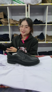 เตารีดแห้ง InterNational CB-95 รองรับเนื้อผ้าได้ทุกประเภท ตั้งแต่ผ้าไหมบางๆ ไปจนถึงผ้ายีนส์หนาๆ