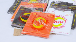 1 PACK Kantong Kresek Merk Duo Uk 15 18 24 28 35 40 Warna Hitam Putih Merah