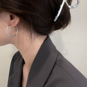 Minimalist Silver Hoops Earrings: A Fresh 2025 Fashion Trend