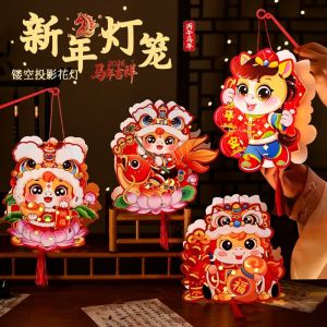 โคมไฟเทศกาลฤดูใบไม้ผลิแจ็คการ์ดแบบฉายภาพ LED ปีใหม่กล้องส่องทางไกลยามกลางคืนปีม้า2026ทำด้วยมือสำหรับเป็นของขวัญสำหรับเด็ก