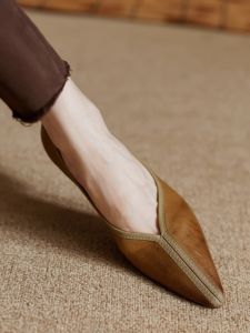 Retro Minimalist Commuter High Heels Womens 2025 New Medium Thick Heel Genuine Leather Soft Skin V Mouth Pointed Toe Single Shoes