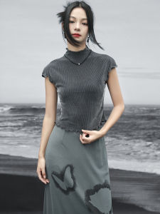 เสื้อยืดแขนสั้นคอตั้งสีเทา ทรงสลิมฟิต สำหรับผู้หญิง ดีไซน์เก๋ไก๋ ลำลอง ฤดูร้อน 2024 ผลิตจากเนื้อผ้าโพลีเอสเตอร์ผสมอะซิเตท