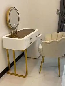 Meja Rias Modern Top Kaca Mewah