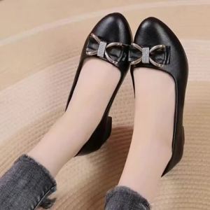 Giày Nữ Mũi Nhọn Dễ Thương Ngọt Ngào Bằng Da PU Màu Đen Mùa Xuân Giày Cao Gót Vuông Trang Trí Kim Loại Giày Công Sở Nữ