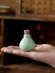 ขวดเกลือเซรามิกขนาดเล็กแบบพกพาสำหรับเก็บยาและเครื่องสำอาง ฝาปิดด้วยยางยืด แหล่งกำเนิดจีนแผ่นดินใหญ่ ช่องปากกลม