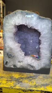 XXL amethyst geode super heavy 😉✅五行“土” 💯天然紫晶洞 93.65kg 四方来财💰 骨干紫晶大牙 钛晶✔️极光23✔️磁场🧲强💪 边部也带有绿幽灵   高Height: 48.5cm  宽Width: 40x31cm  洞深Hole: 18cm  重Weight: 93.65kg