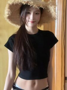 เสื้อยืดแขนสั้นสีดำสไตล์วิทยาลัยย้อนยุคสำหรับผู้หญิงในช่วงฤดูร้อน เสื้อแขนสั้นทรงเข้ารูปสั้นระดับไฮเอนด์ที่ใช้งานได้หลากหลาย