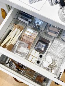 กล่องเก็บเครื่องสำอางอะคริลิกแบบติดโต๊ะทำงานแบบพกพาพร้อมช่องแยกเก็บของสำหรับทำความสะอาดในครัว