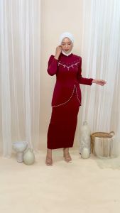 Setelan Baju Kurung Melayu Felicya Marun Elegan dengan Payet dan Aksesoris Mutiara