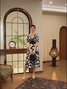 Đầm Xoè Dáng Dài Phối Hoạ Tiết Mới Lạ Sang Trọng - GK House 54 - Đầm Xoè Hoạ TIết Mới Nhất Hiện Nay