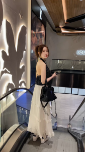 ครีม/ดำ SLYQ LILI POLKADOT HALTER TOP เสื้อคอถ่วงลายจุด เปิดหลัง สายปรับได้