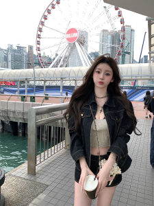 Bộ Áo Khoác và Quần Short Jeans Phong Cách Hài Hòa và Thoải Mái