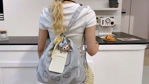 Túi thời trang đeo chéo nữ túi đeo balo hoạ tiết hoạt hình tặng kèm móc gấu (không khăn) TTS68 025