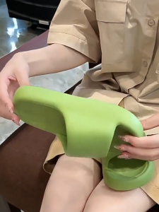 รองเท้าแตะ กันลื่น ทนต่อการสึกหรอ กันน้ำ รองเท้าแตะลำลอง รองเท้าแตะผู้หญิง รองเท้าแตะผู้ชาย รองเท้าแตะที่สวมใส่สบาย