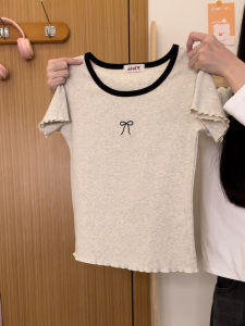 Áo Thun Nữ Tay Ngắn Thêu Bướm Màu Tương Phản Vai Áo Phong Cách Đường Phố Mùa Xuân 2025 Áo Thun Cotton Co Giãn Thoải Mái