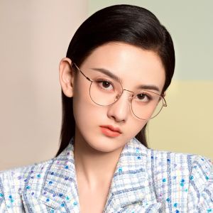 เสื้อผ้าแว่นตากรอบโลหะทรงกลม สำหรับผู้ชายและผู้หญิง การเดินทางของนักเรียน ราคาประมาณ 1,000-5,000 บาท