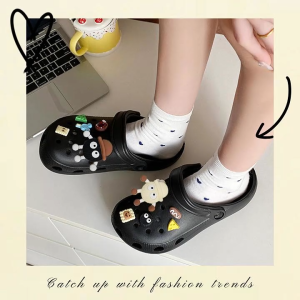 KDAShop ราคาถูก รองเท้าแตะยางแฟชั่น ทรงหัวโตมีสายรัดส้น เนื้อยางแบบนิ่มน้ำหนักเบาใส่สบาย มีไซซ์ให้เลือกเยอะ แถมฟรีตัวติดลายการ์ตูนให้ด้วย ราคาไม่แพง คุ้มมาก