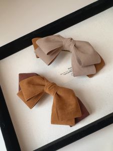 กิ๊บติดผมผ้าคลุมหัวสไตล์ฝรั่งเศสแบบดั้งเดิมสีน้ำตาลผูกโบว์ผีเสื้อ กิ๊บติดผมแบบหนีบหัว หนังสัตว์ ทรงหางม้า ด้านหลังศีรษะ