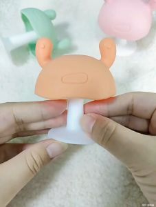 Đồ Chơi Gặm Nướu Bằng Silicon mềm Hình Chú Ếch Dễ Thương kèm hộp đựng Cho Bé từ 3 tháng tuổi