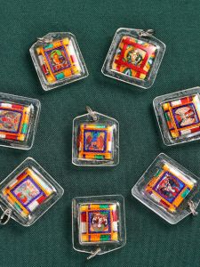 Nepal Small Size Colorful Wire Amulet Pendant White Umbrella Buddha Mother God of Wealth Guanyin Mother Buddha Pendant Pendant