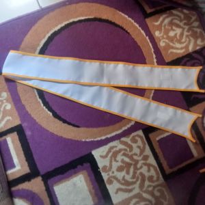 Selempang Wisuda Anak berwarna cokelat dengan aksen kuning cocok untuk acara wisuda anak dengan bordir nama gratis.